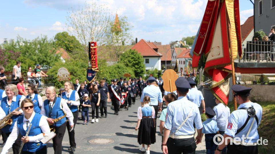 Festzug und Gegenzug begegnen sich auf dem Weg durch Edelsfeld. Bild: lei