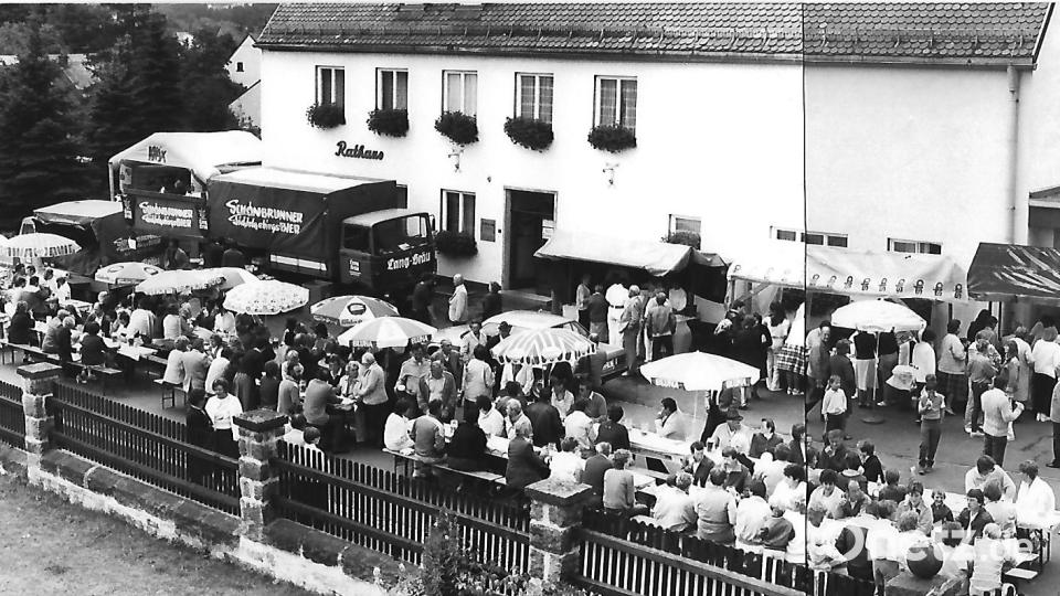 Ein Bild vom Bürgerfest 1988: Da war der Platz vor dem Rathaus eingetischt und viele Aktionen fanden auf der Straße statt. Nach der Umgestaltung des Rathausumfeldes ist nun genug Platz auf der Grünanlage hinter Rathaus und am Bauhof. Archivbild: ld