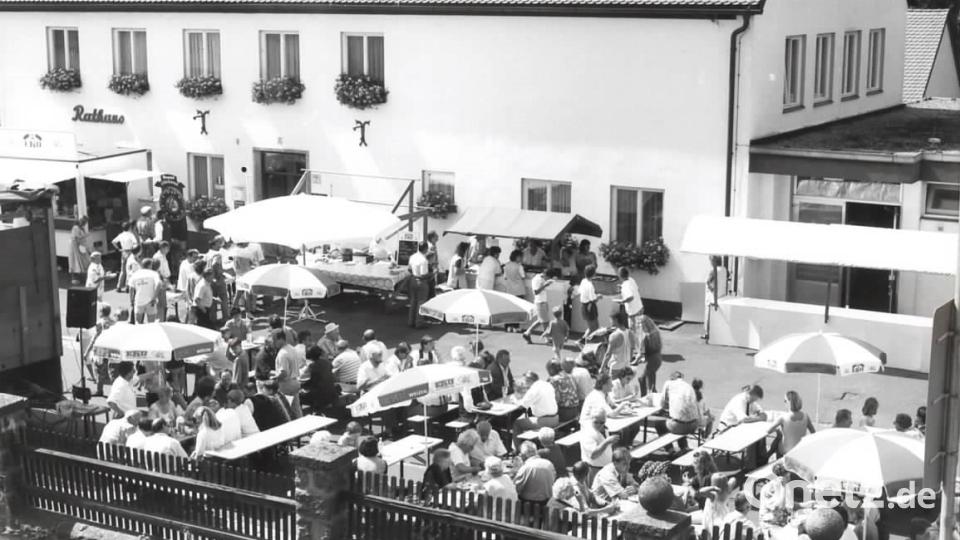 Beim Bürgerfest 1988 war der Platz vor dem Rathaus eingetischt und viele Aktionen fanden auf der Straße statt. Archivbild: ld
