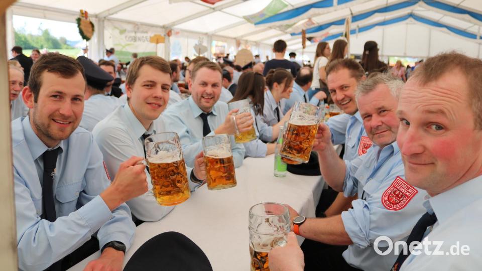 Die Patenwehr aus Holnstein-Mittelreinbach stößt auf das gelungene Fest an. Bild: lei