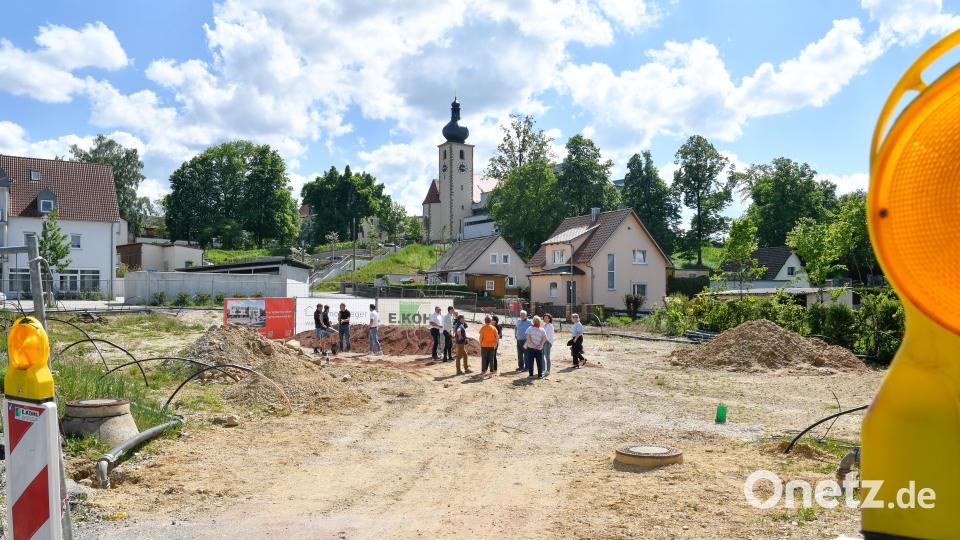 Nur einen Steinwurf von der Kümmersbrucker Kirche entfernt und der Turm in Sichtweite: Am Dorfplatz entstehen Wohnungen, eine Gewerbeeinheit, in der ein Tagescafé oder kleines Bistro vorgesehen ist, und ein öffentliches WC. Bild: Petra Hartl