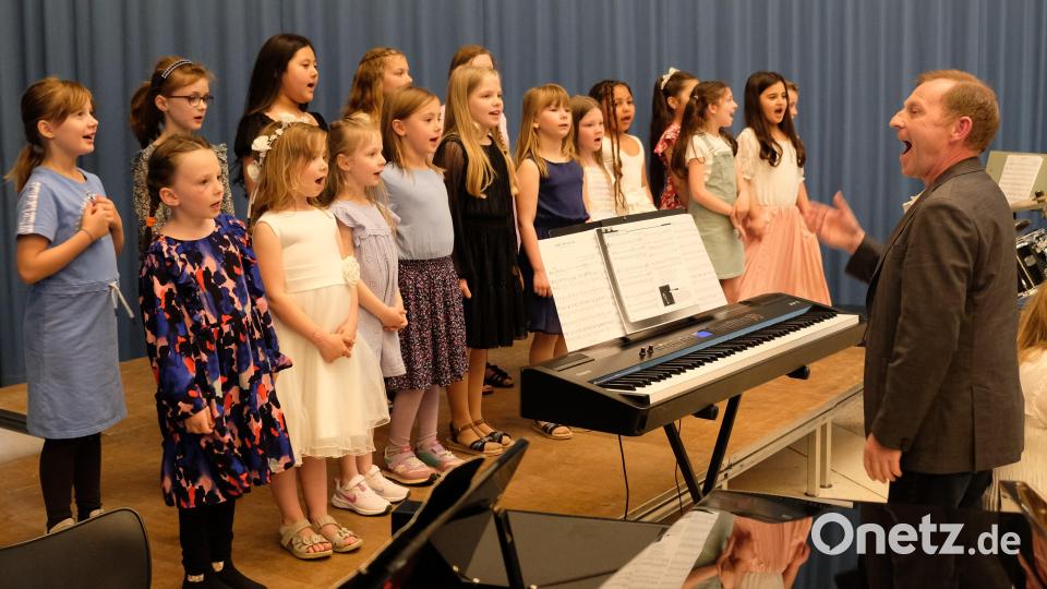 Frisch, frei und fröhlich singt sich der Kinderchor in die Herzen der Zuhörer. Bild: do