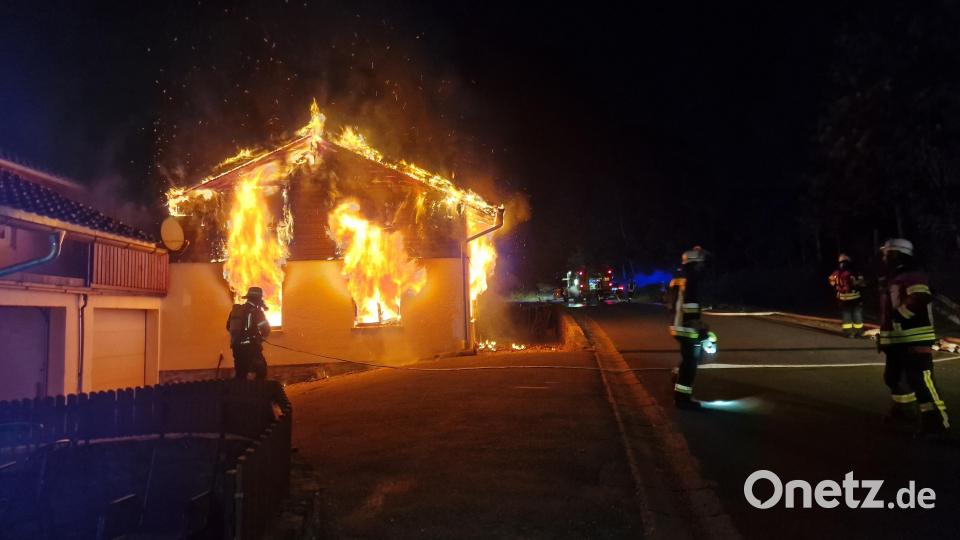 Beim Eintreffen der Feuerwehr stand das Wohnhaus in Oberschmelz bei Lam bereits in Flammen. Bild: Kreisbrandinspektion Cham