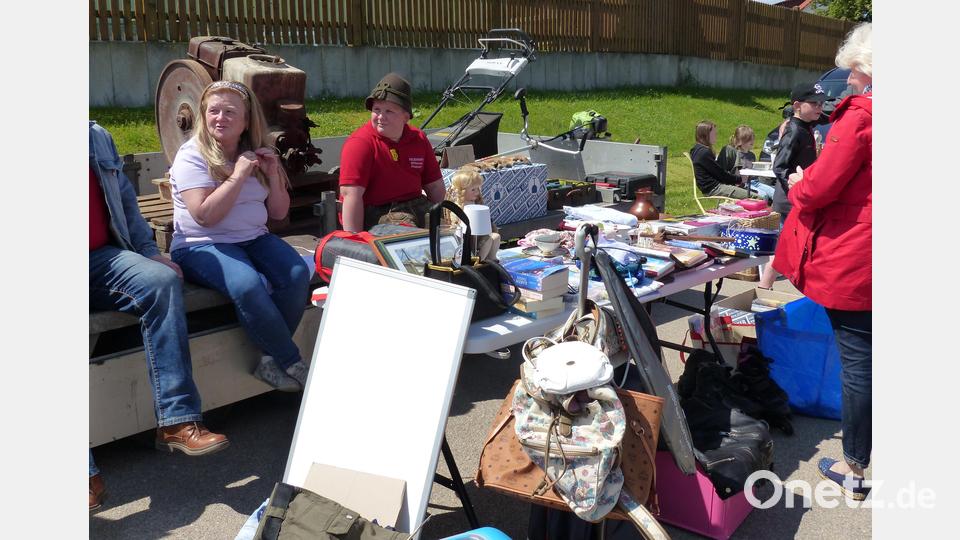 Beim Flohmarkt gibt es so manche Rarität zu erwerben. Bild: sl