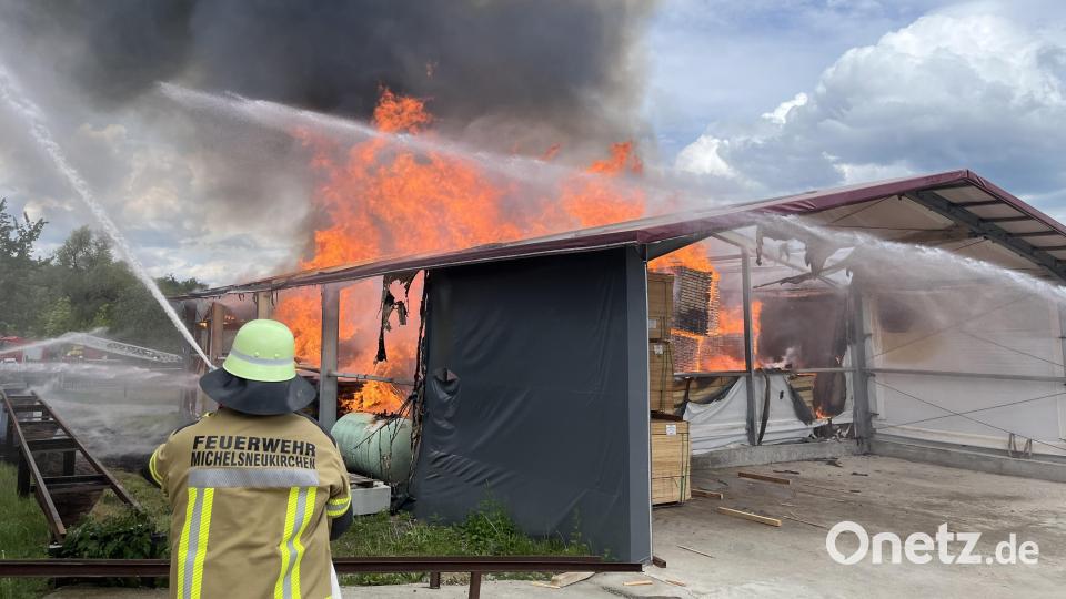 Die Lagerhalle einer Schreinerei in Michelsneukirchen im Landkreis Cham hat lichterloh gebrannt. Bild: Kreisbrandinspektion Cham