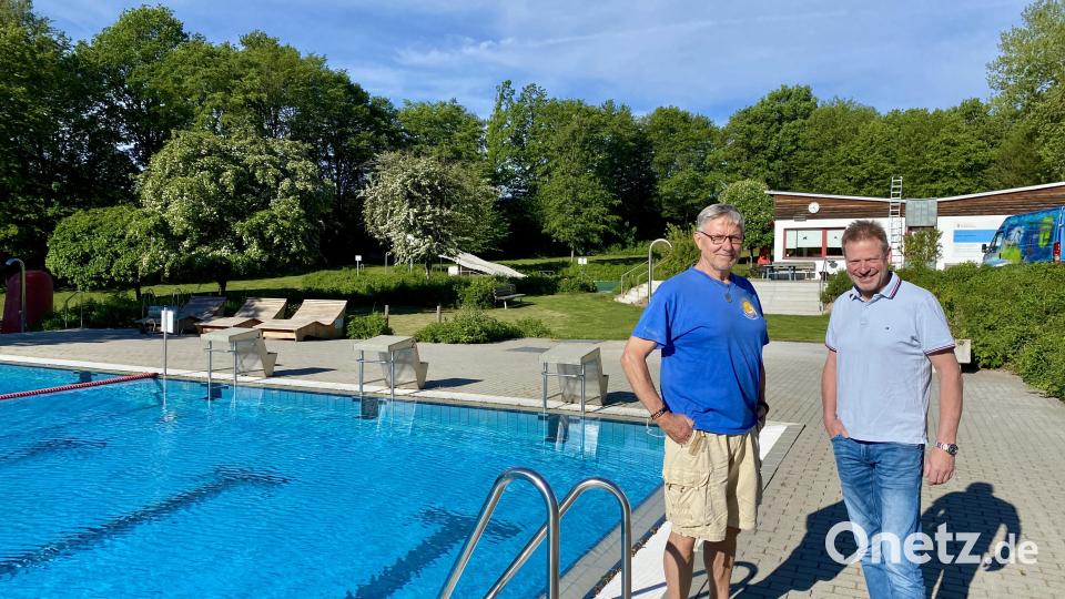 Schwimmmeister Uwe Paul (links) und Bürgermeister Alwin Märkl freuen sich auf den Start der Badesaison. Bild: gri