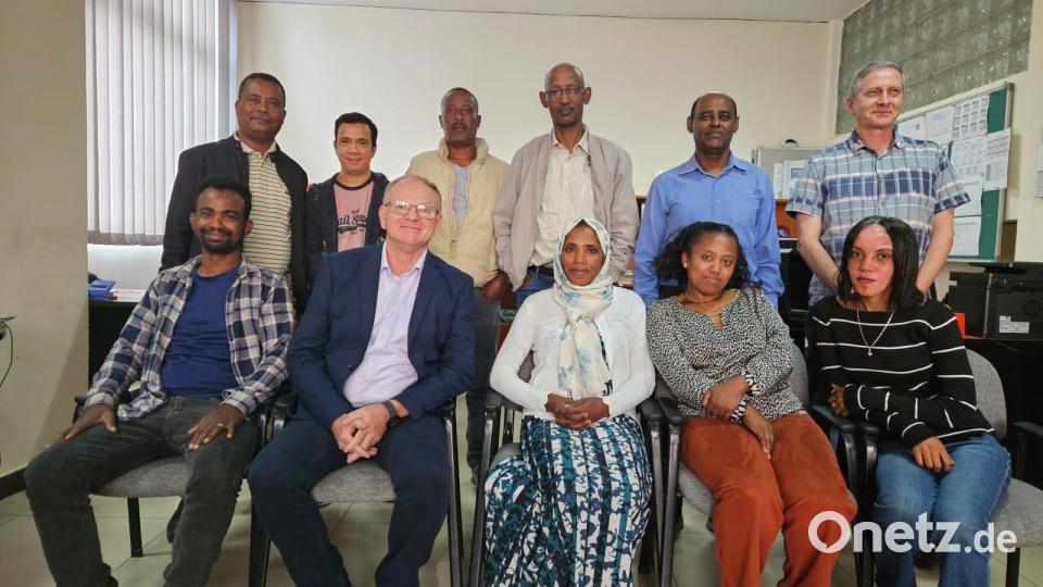 Josef Most (sitzend, Zweiter von links) und sein Team in Addis Abeba, 2024 Bild: Most/exb