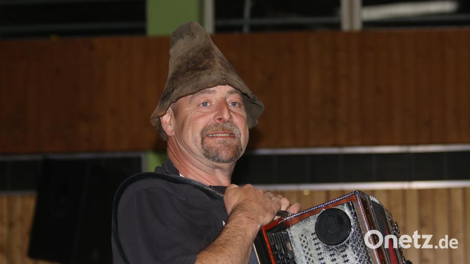 Luggi, der Gstanzl-Singer aus Kohlberg, übernahm mit ein- bis zweideutigen Witzen, die Abmoderation des Abends, Schnell hatte er die Lacher auf seiner Seite. Bild: mfh