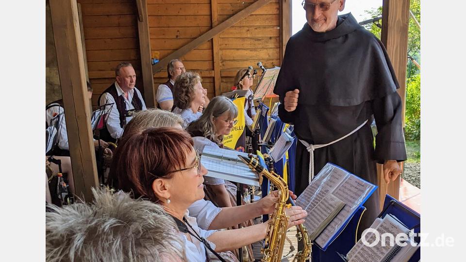 Auch für einen kleinen Plausch mit den Musikern nimmt sich der Klosterchef Guardian Pater Stanislaus Zeit. Bild: kwl