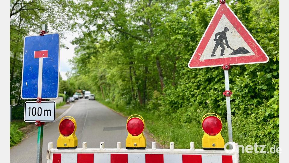 Die Straße zur DJK Weiden beim Flutkanal ist gesperrt. Bild: Gabi Schönberger