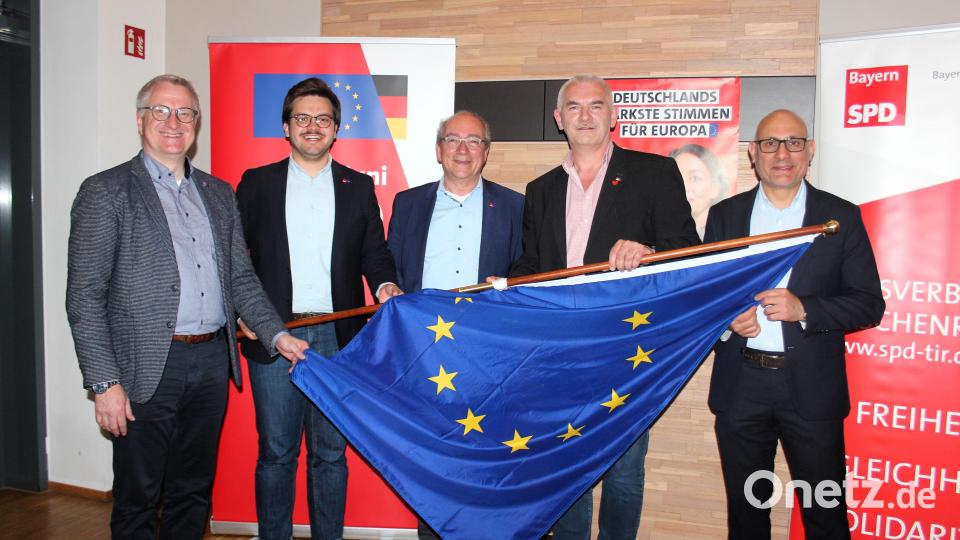SPD-Kreisvorsitzender Uli Roth (Zweiter von rechts) zeigten mit Verdi-Bezirksgeschäftsführer Alexander Gröbner, SPD-Unterbezirksvorsitzendem Simon Grajer, MdEP Thomas Rudner sowie SPD-Bezirksvorsitzendem Ismail Ertug Flagge für Europa. Bild: stg