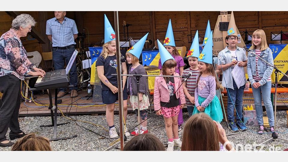 Pfiffige Lieder tragen die Sprösslinge des Kinderchors unter Anleitung von Angela Sauer mit Herzblut vor. Bild: kwl