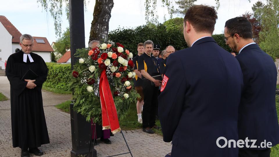 Mit einer Kranzniederlegung erwiesen die Mitglieder der Freiwilligen Feuerwehr ihren verstorbenen Kameraden die Ehre. Bild: mfh