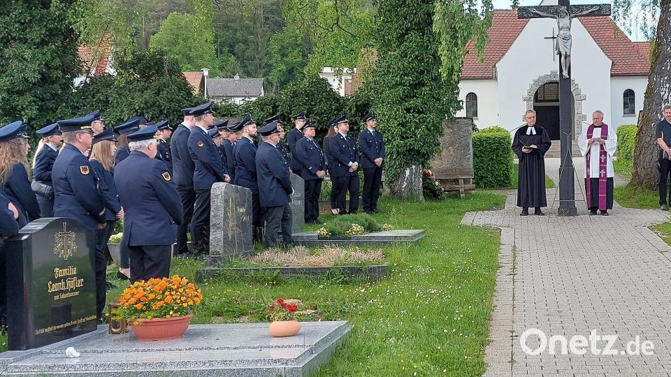 Mit einer ökumenischen Andacht auf dem Friedhof begannen die Feiern zum 150. Geburtstag der Feuerwehr Etzelwang. Bild: mfh