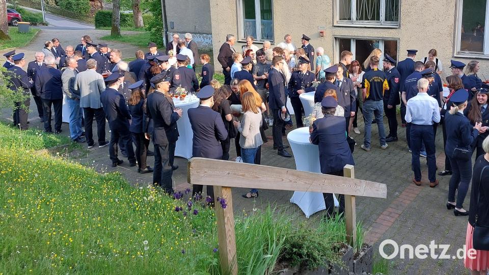 An der ehemaligen Schule wurden die Abordnungen mit einem Stehempfang begrüßt Bild: mfh