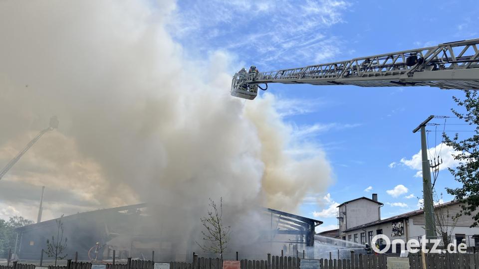 Bei den Löscharbeiten kamen mehrere Drehleitern zum Einsatz. Bild: Kreisbrandinspektion Cham
