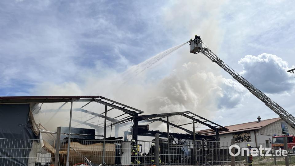 Auch nach mehreren Stunden fingen immer wieder Holzstapel in der Halle Feuer. Bild: Kreisbrandinspektion Cham