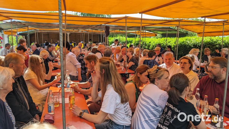 Schutz vor der prallen Sonne spenden die „Neustadt-Dächer“. Das Felixfest ist immer ein attraktiver Anziehungspunkt in der Kreisstadt. Bild: kwl