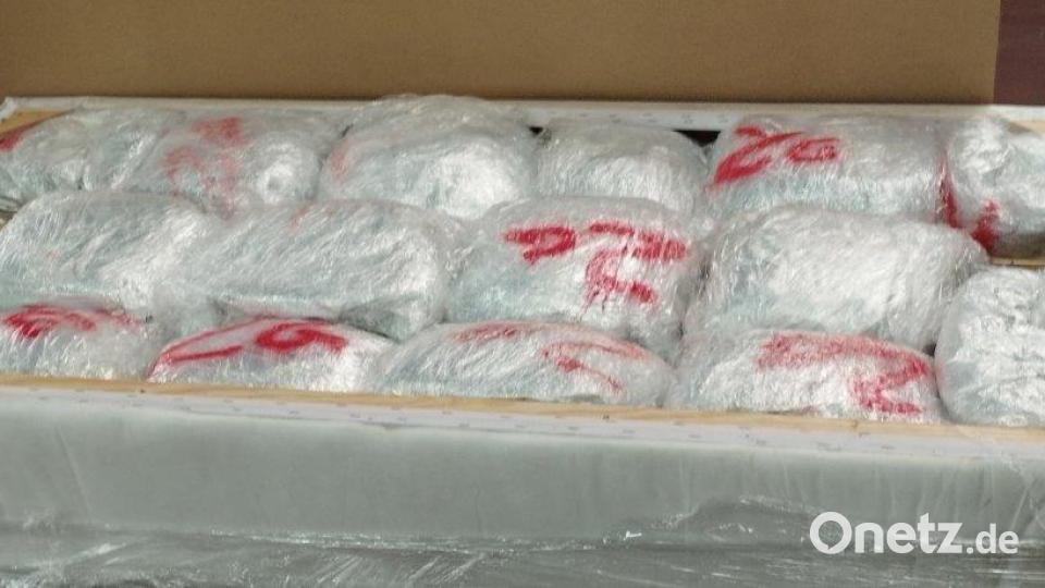 Der größte Marihuana-Fund aus dem Jahr 2023. Die Drogen waren in einem Sofa versteckt, das bei einer Verkehrskontrolle auffiel. Bild: HZA Regensburg