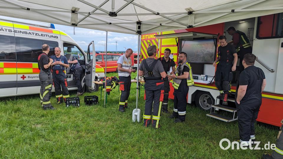Die Einsatzkräfte sichern den Bereich rund um den Fundort der Fliegerbombe. Bild: wrl