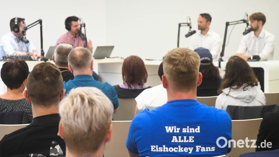 Luca Gläser (hinten von rechts) und Sebastian Buchwieser von den Blue Devils Weiden waren zu Gast beim Live-Podcast "Powerplay" mit den Moderatoren Fabian Leeb und Thomas Webel. Bild: Gabi Schönberger