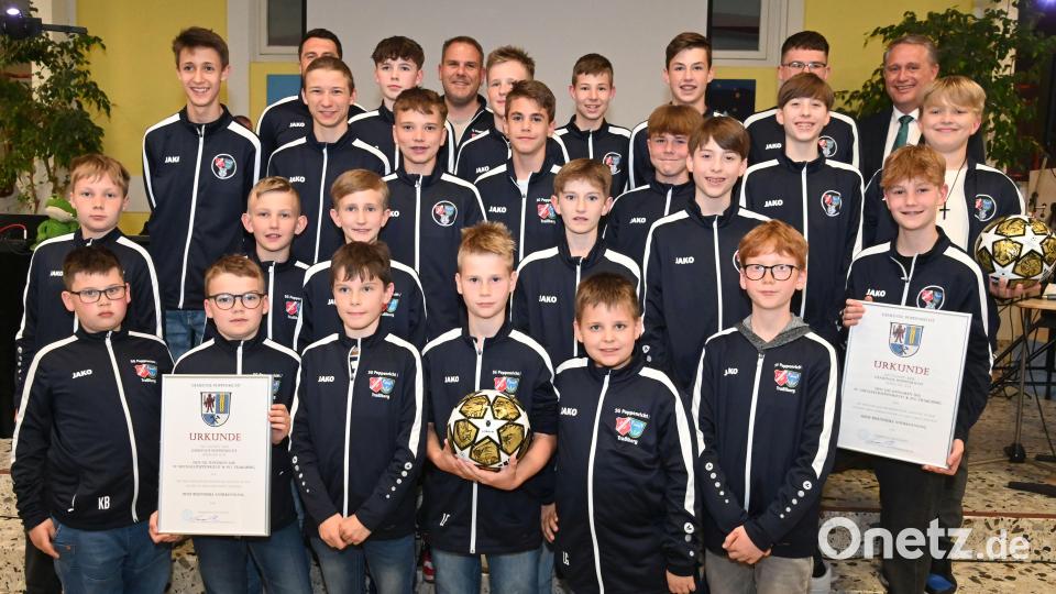 Die U11- und U13-Junioren des SV Michaelpoppenricht und des SVL Traßlberg wurden für ihre sportlichen Leitungen in der Saison 2022/2023 geehrt. Unser Bild zeigt die erfolgreichen Kicker mit ihren Trainern und Betreuern sowie Bürgermeister Hermann Böhm (hinten rechts). Bild: gf