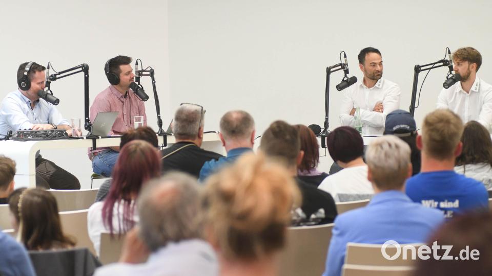 Luca Gläser (hinten von rechts) und Sebastian Buchwieser von den Blue Devils Weiden waren zu Gast beim Live-Podcast "Powerplay" mit den Moderatoren Fabian Leeb und Thomas Webel. Bild: Gabi Schönberger