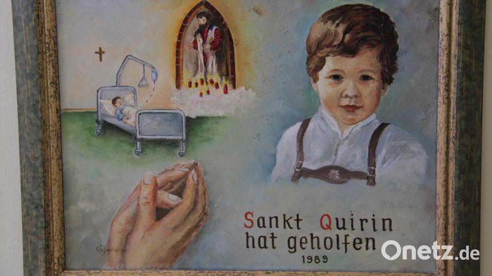 29 Votivbilder zeugen in der Votivkapelle von St. Quirin von tiefer Dankbarkeit für die Erhörung von Gebeten. Eines der jüngsten Werke ist dieses Bild von 1989. Damit dankt die Familie für die Heilung eines Buben von Leukämie. Bild: prh