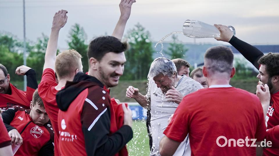 Die obligatorische Bierdusche darf nicht fehlen: Hier kommt Schmidmühlens Trainer Hans Flierl in den Genuss. Bild: ref