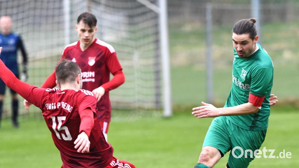 Kapitän Benedikt Sichert (rechts) und der FC Weiden-Ost können mit einem Sieg im Heimspiel gegen den 1. FC Schlicht am Samstag den größten Erfolg der Vereinsgeschichte feiern und die Relegationsspiele zur Landesliga erreichen. Archivbild: G. Büttner