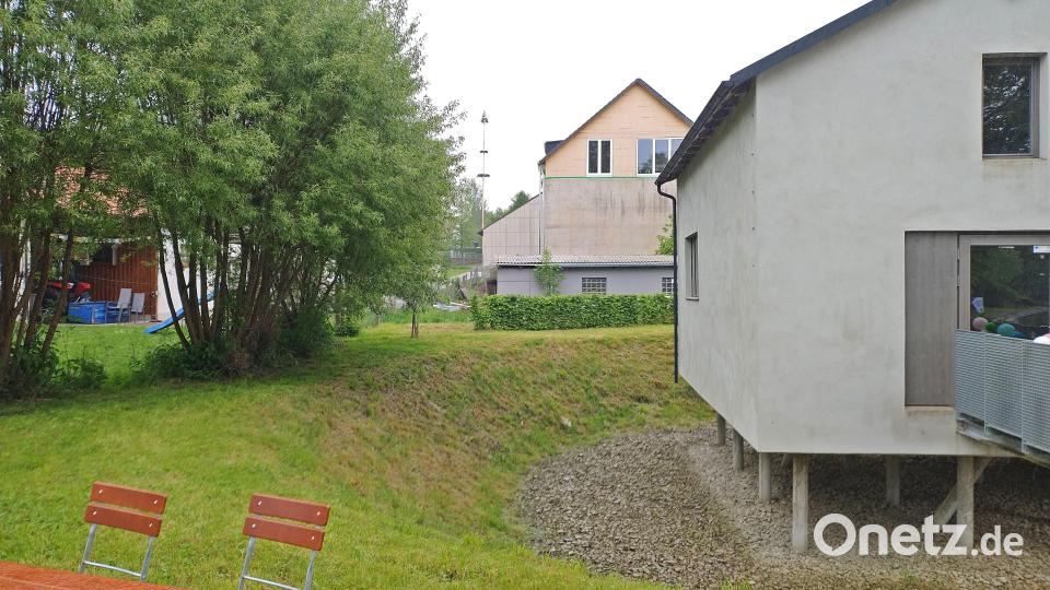 Hinter dem Schlachthaus, vor dem Nebengebäude des Nachbarhauses und zum Teil verdeckt durch die Hecke, soll das Doppel-WC stehen. Bild: ld