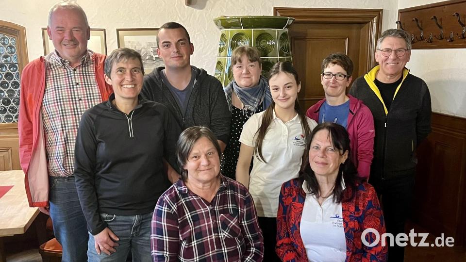 Der Vorstand des Förderkreis Freibad Friedenfels (sitzend, von links) Lisa Rauh und Patricia Henze sowie (hinten, von links) Gottfried Härtl, Barbara Kaßeckert, Julian Fleischmann, Melanie Kohl, Christina Fleischmann, Martina Zanner und Bürgermeister Oskar Schuster. Bild: Förderkreis Freibad Friedenfels/exb