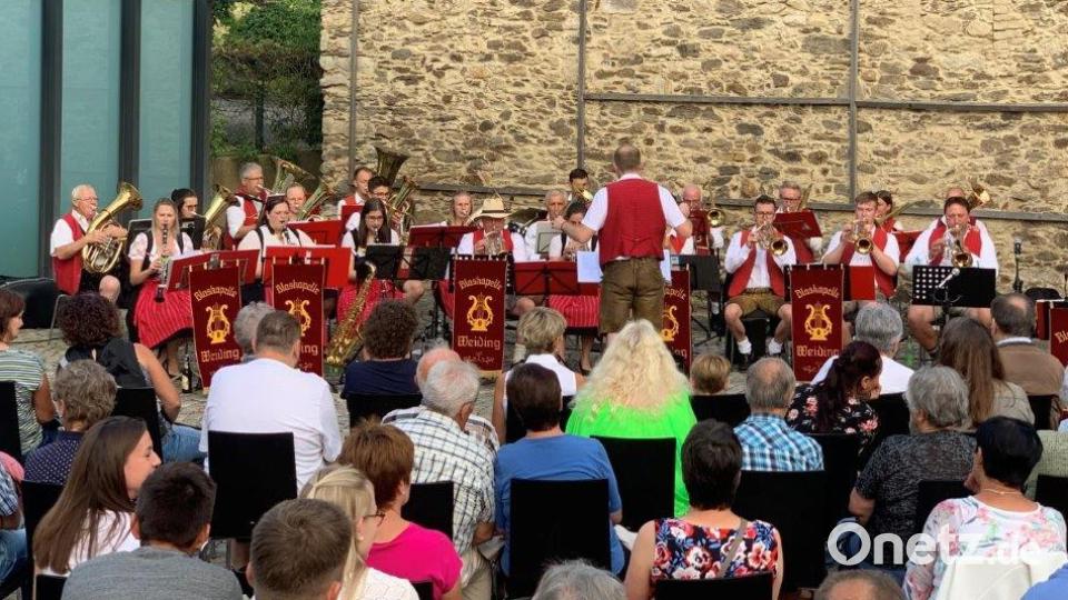 Mehrere Kapellen, hier die Musiker aus Weiding, bestreiten die schon zur Tradition gewordenen &quot;Schönseer Abendklänge&quot;. Bild: stadt schönsee