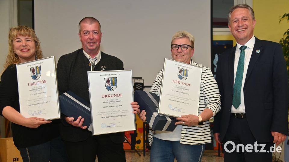 Für ihre besonderen Leistungen für die Allgemeinheit ehrte Bürgermeister Hermann Böhm (rechts) Beate Troglauer (links) und Hannelore Sander (Zweite von rechts). Josef Schmaußer (Zweiter von links) ist Bayerischer Meister im Kleinkaliber-Auflageschießen auf die 100-Meter-Distanz. Bild: gf