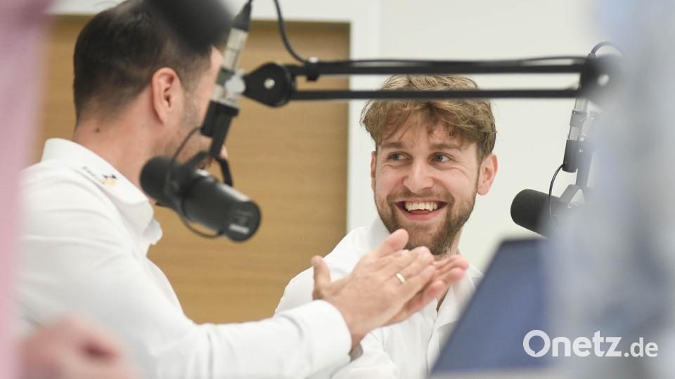Luca Gläser (rechts) und Sebastian Buchwieser von den Blue Devils Weiden waren zu Gast beim Live-Podcast &quot;Powerplay&quot;. Bild: Gabi Schönberger