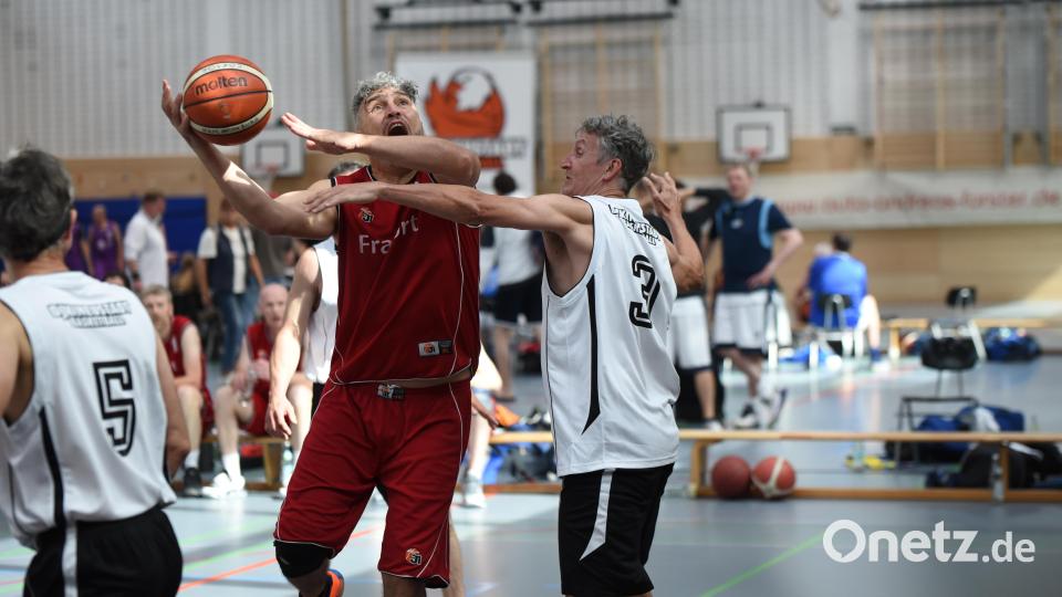 Die Basketballoldies mit starken Zweikämpfen. Bild: Tobias Schwarzmeier