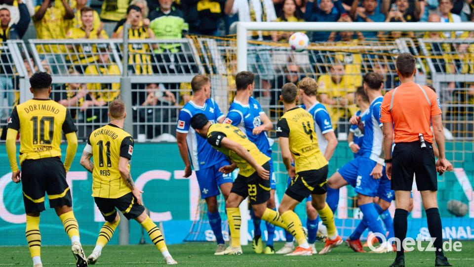 Der Freistoß von Marco Reus schlägt im Winkel ein. Bild: Bernd Thissen/dpa