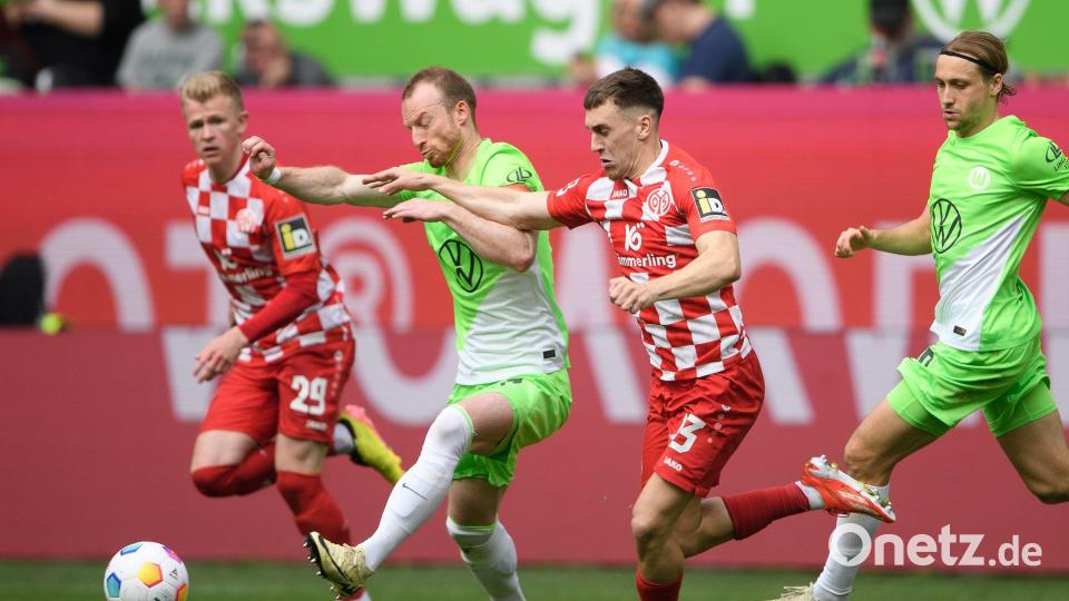 Brajan Gruda (2.v.r.) von den siegreichen Mainzern im Duell mit Wolfsburgs Maximilian Arnold. Bild: Swen Pförtner/dpa