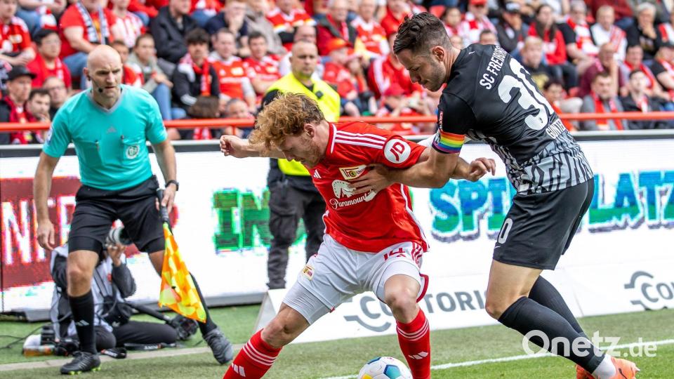 Unions Yorbe Vertessen (l) kämpft gegen SC-Kapitän Christian Günter um den Ball. Bild: Andreas Gora/dpa