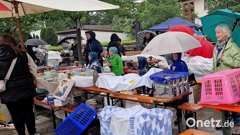 Regen vereitelt ein Anbieten der Ware, die dann abgedeckt werden musste. Bild: R. Kreuzer