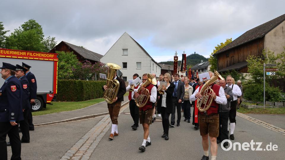 Die Stadtkapelle Grafenwöhr gab am Nachmittag und zum Kirchenzug mit zünftiger Musik „den Takt an“! Bild: rpp