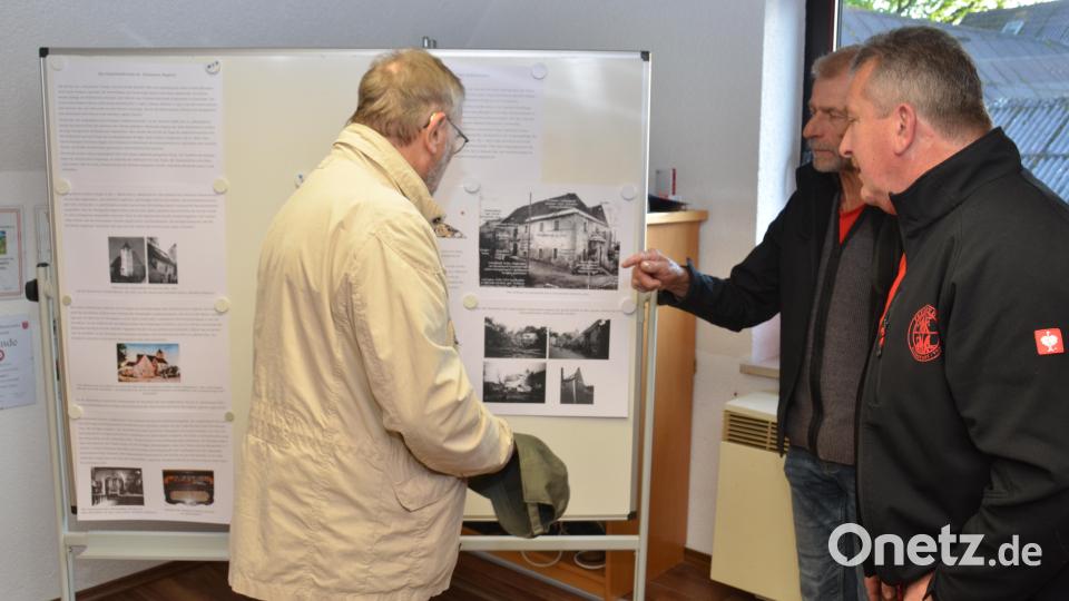 Beim Straßenfest des SV und der FFW Altenstadt fand am Pfingstwochenende die Jubiläumsausstellung zu Altenstadt in alten Ansichten große Beachtung. Bild: dob