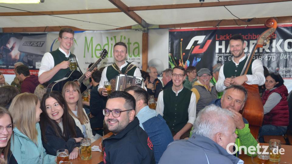 Zünftig spielten die vier Musikanten von &quot;Vogelwüd&quot; auf. Bild: dob