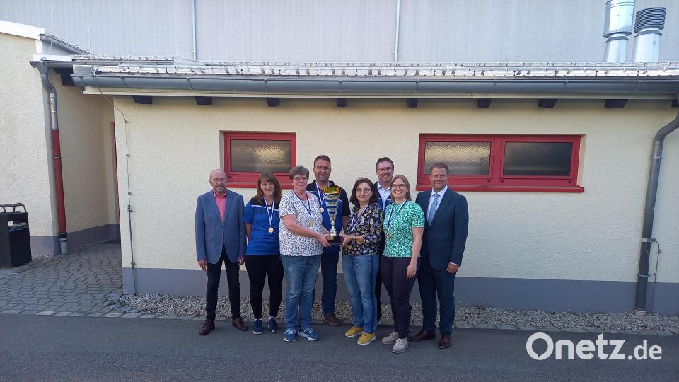 Den Stadtpokal der Mannschaften holte diesmal das Team von Gut Holz Mitterteich. Bild: Gut Holz Mitterteich/exb