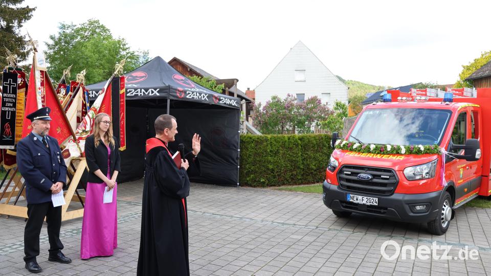 Pfarrer Hartmut Klausfelder segnete das neue Feuerwehrfahrzeug und bat in einem Gebet um die sichere Heimkehr von Fahrzeug und Besatzung. Bild: rpp