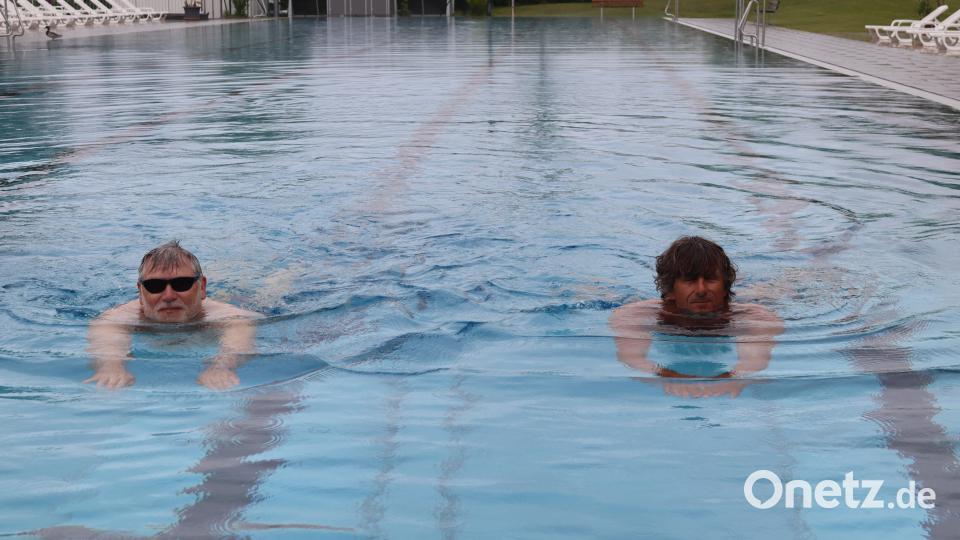 Bernhard Trettenbach (links) schwimmt als Erster Badegast 2024 im Riedener Freibad mit Bademeister Max Wagner seine Runden. Bild: mrr