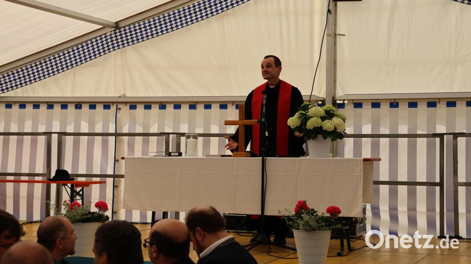 Pfarrer Klausfelder sprach in seiner Festpredigt von der Funktionsweise der Zündkerze und übertrug dieses Bild auf die menschliche Gemeinschaft und das Pfingstgeschehen der Bibel. Bild: rpp