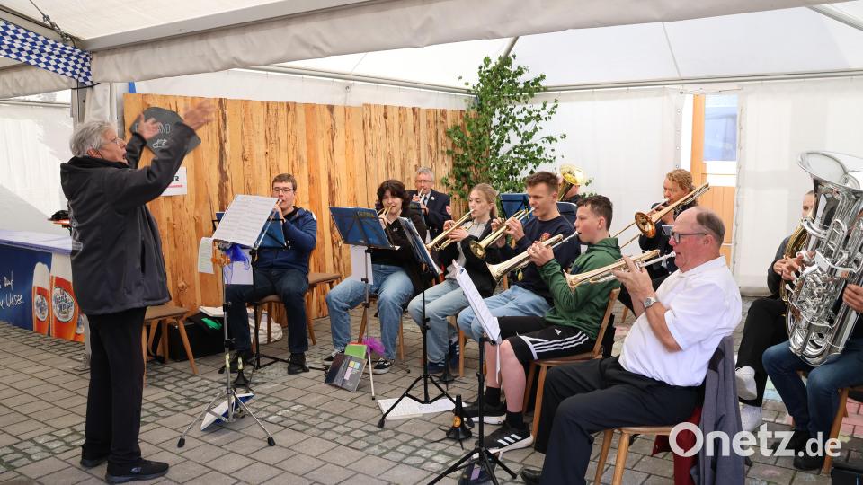Der Posaunenchor Neustadt am Kulm unter der Leitung von Karin Müller-Bayer umrahmte den Festgottesdienst musikalisch. Bild: rpp