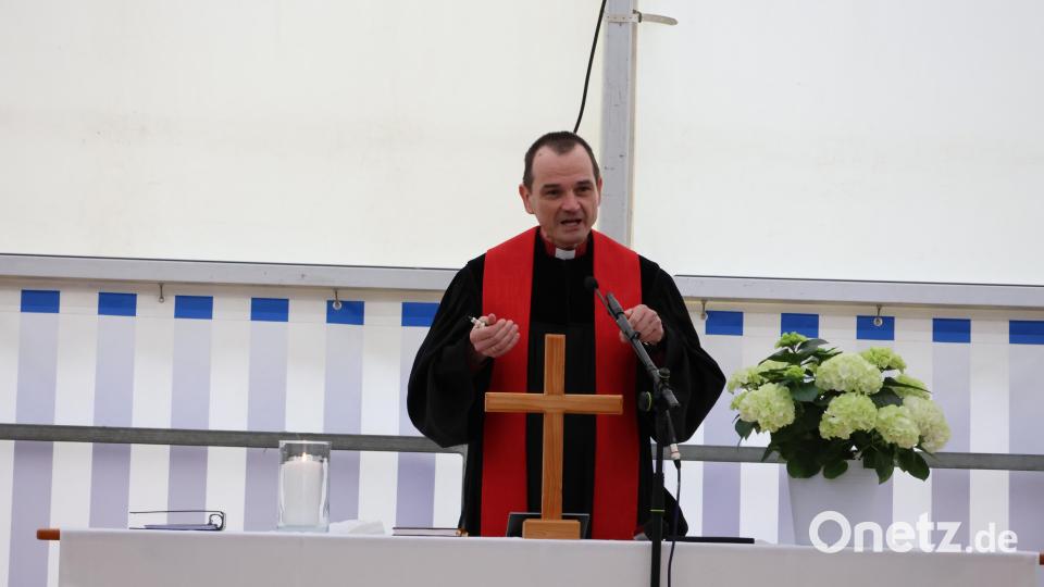 Pfarrer Klausfelder sprach in seiner Festpredigt von der Funktionsweise der Zündkerze und übertrug dieses Bild auf die menschliche Gemeinschaft und das Pfingstgeschehen der Bibel. Bild: rpp