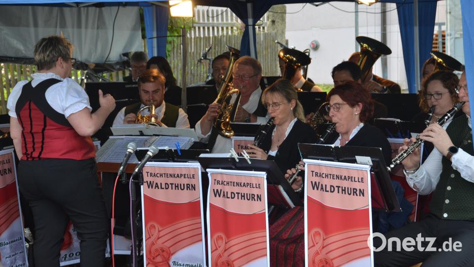 Die Trachtenkapelle Waldthurn unter Leitung von Conny Kraus spielte am Sonntagabend mächtig auf. Bild: dob